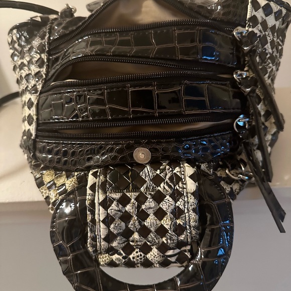 Beautiful brown and cream handbag, crystal in middle of bow on front - Picture 11 of 14